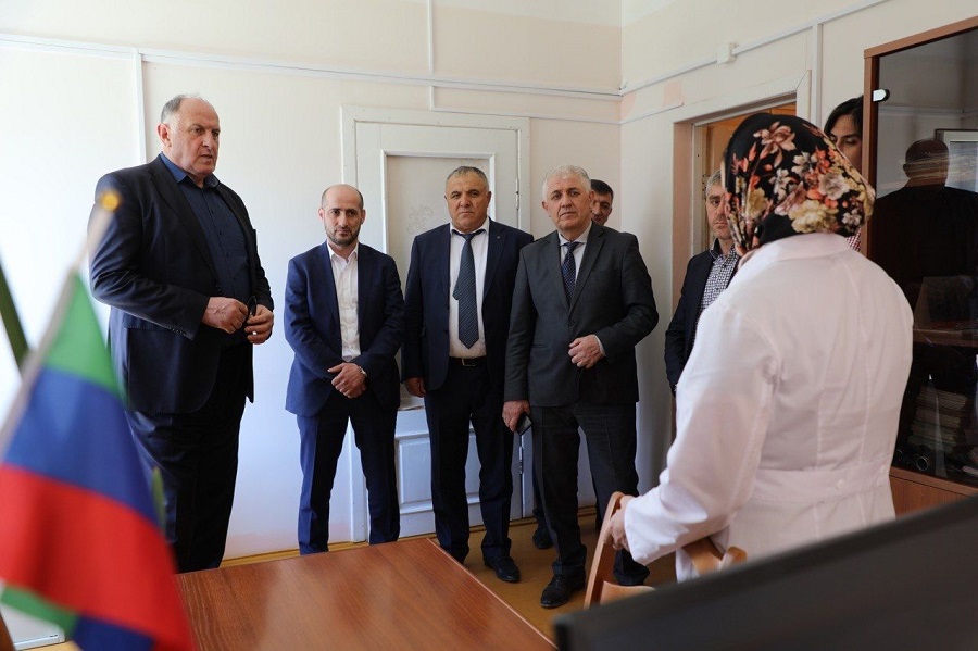 Абдулмуслим Абдулмуслимов проверил ход строительства детсада и работу ФАПа в селе Тинди